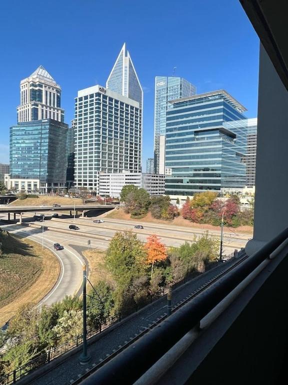 Spacious 2 Bedroom 2 Bathroom Apartment With Balcony In Uptown Charlotte! City Views & Free Parking! Eksteriør billede